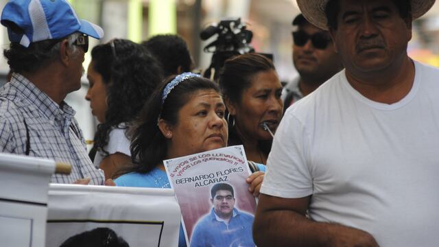 Padres de familia, estudiantes de la normal rural Raúl Isidro Burgos de Aytozinapa, encabezados por el abogado Vidulfo Rosales Sierra y el vocero del comité de padres de familia de estudiantes desaparecidos Felipe de la Cruz, protestaron frente al juzgado primero y séptimo de distrito de la federación, para exigir que se ejerza acción penal al exalcalde de Iguala y su esposa por la desaparición de los normalistas. Foto: José I. Hernández / Cuartoscuro