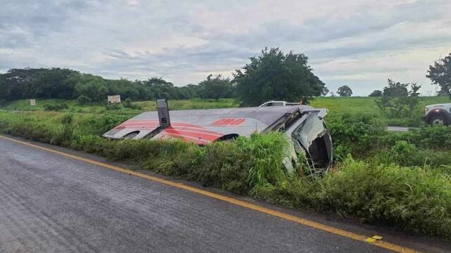 Volcadura autobus ADO en Tierra Blanca