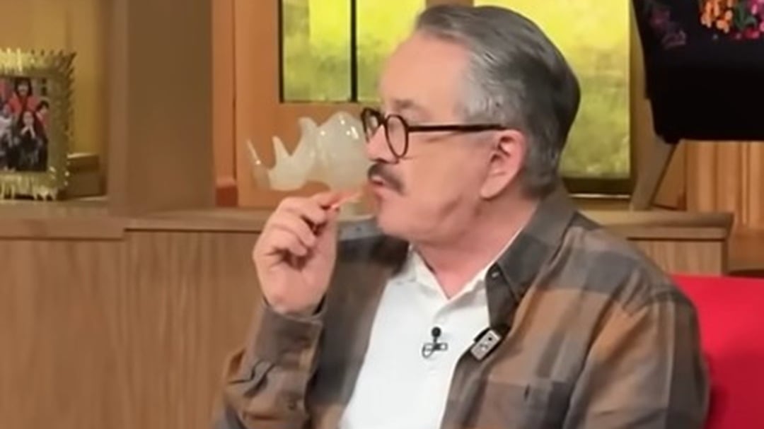 Ventaneando cachó a Pedro Sola comiendo y echando chisme entre comerciales (VIDEO)