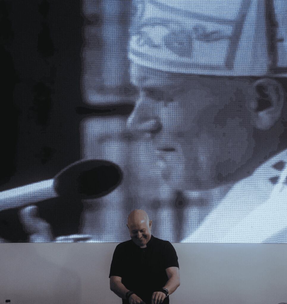 El Padre Guilherme es un sacerdote DJ que hace fiestas rave católicas con música techno