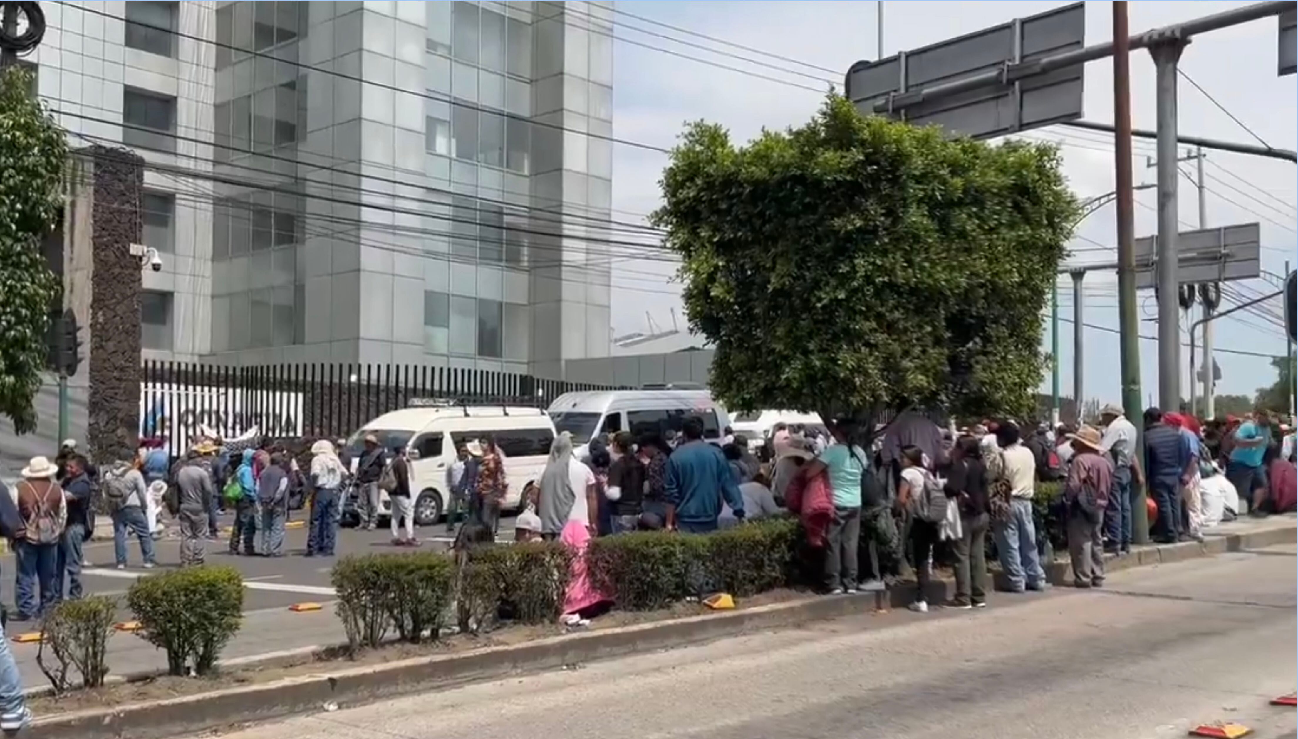 Manifestantes bloquean acceso a oficinas de Conagua en Insurgentes Sur