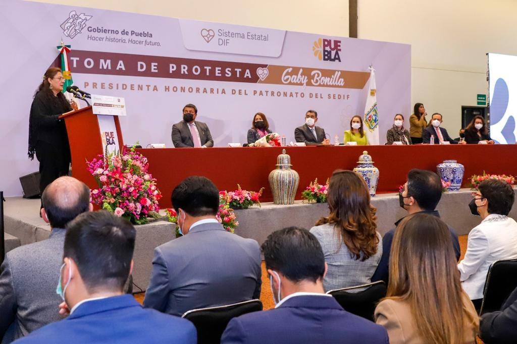 Sergio Céspedes toma protesta a Gabriela Bonilla como presidente del DIF Puebla