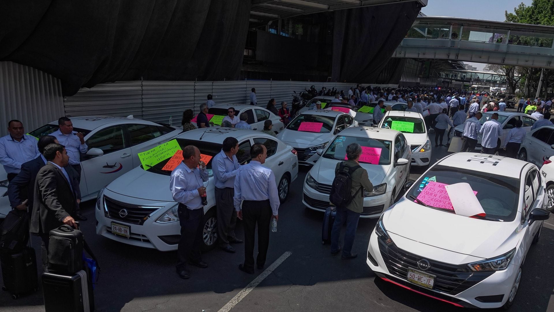 Taxistas liberan accesos al AICM tras acuerdo con autoridades