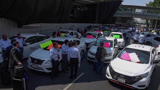 Taxistas liberan accesos de AICM tras acuerdo con autoridades