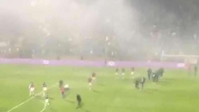 Policías arrojaron gas lacrimógeno y dispararon balas de goma a los aficionados.