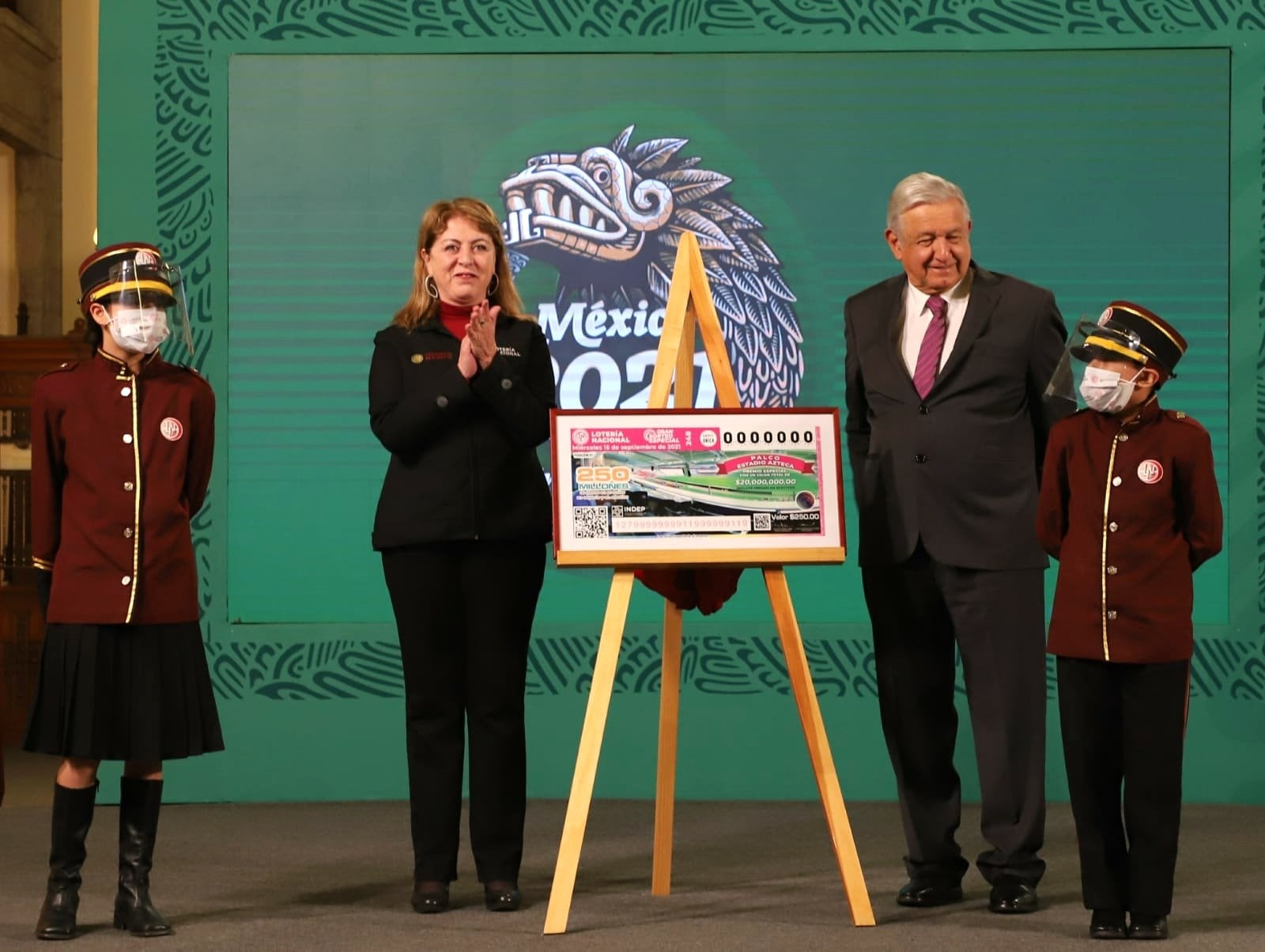 Margarita González Saravia Calderón, directora general de la Lotería Nacional y el presidente de México, Andrés Manuel López Obrador