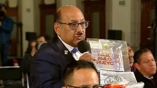 Lord Molécula lleva regalos a AMLO