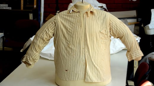 Así luce la camisa que usó Pancho Villa el día que lo mataron con 150 balazos