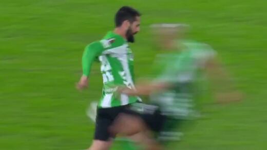 Solo tienen un trabajo: Jugadores del Betis se pegan entre ellos por accidente; los dos se lesionaron