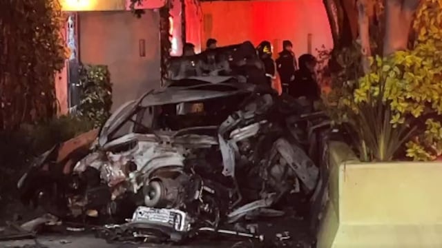 Auto de lujo choca y se incendia en Paseo de la Reforma; el conductor murió