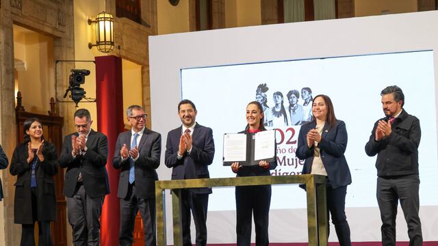 Claudia Sheinbaum firma decreto de vivienda y pensiones de maestros