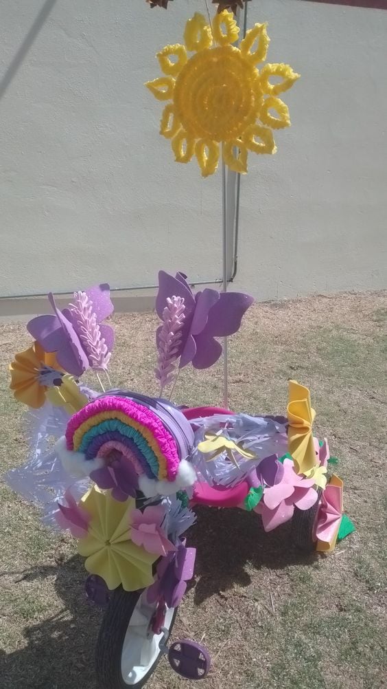 Decoración de triciclos para primavera: Arcoíris feliz