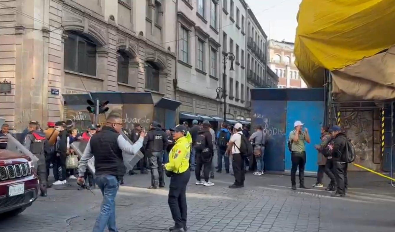Blindan el Zócalo por marcha de la CNTE
