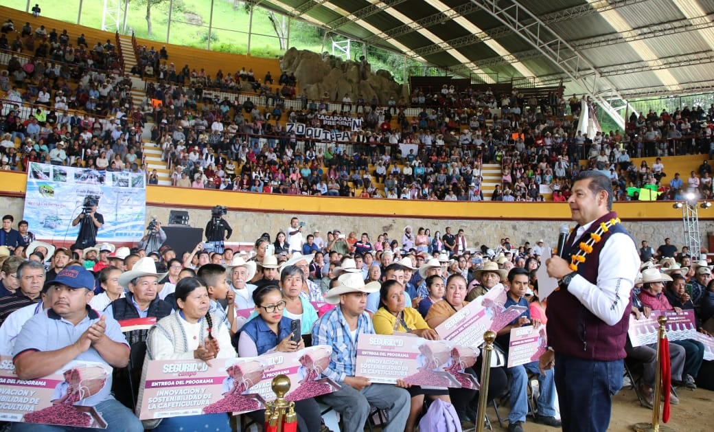 Alejandro Armenta entrega apoyos y maquinaria en Zacapoaxtla