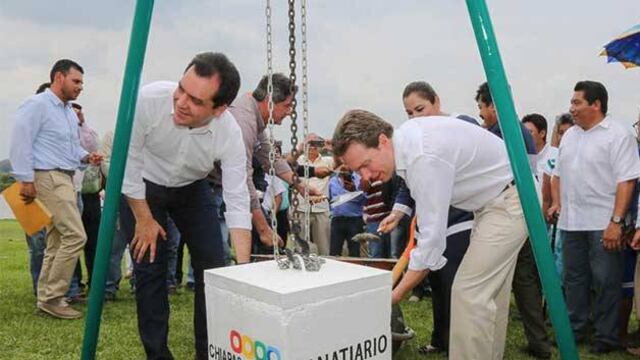 Colocación de primera piedra para manatario.
