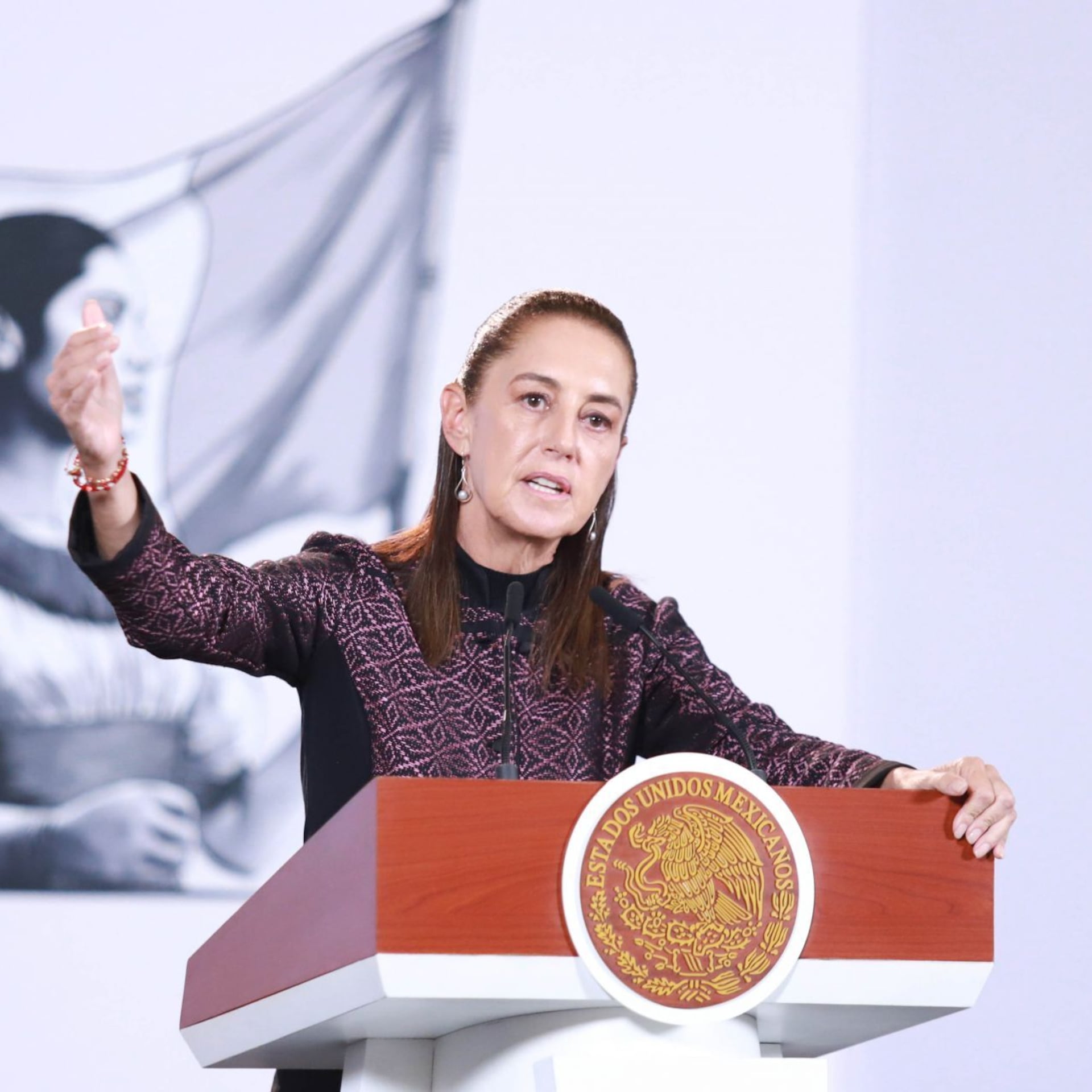 Sheinbaum pide explicaciones a Kuri y Johnson por academia en Querétaro