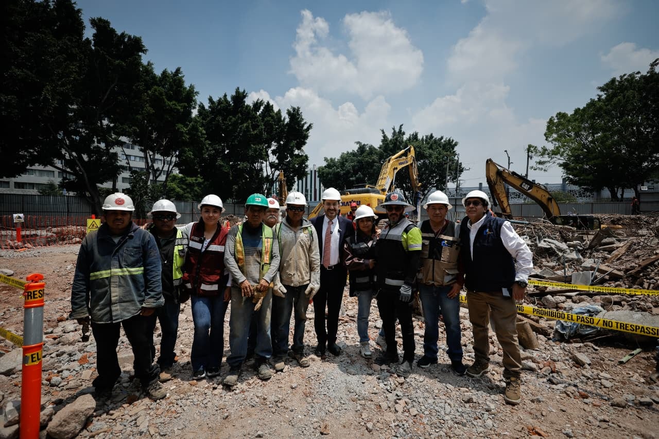 Martí Batres supervisa construcción de nuevo hospital del ISSSTE en Tlatelolco.