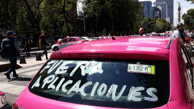 Un taxi durante el bloqueo en Paseo de la Reforma este lunes 7 de octubre.