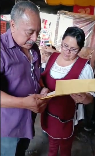 Presume su título universitario en el tianguis