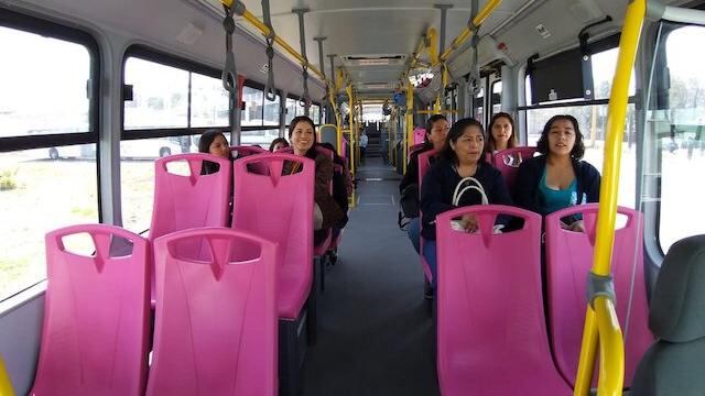 Vagones rosas desatan confrontación en Puebla