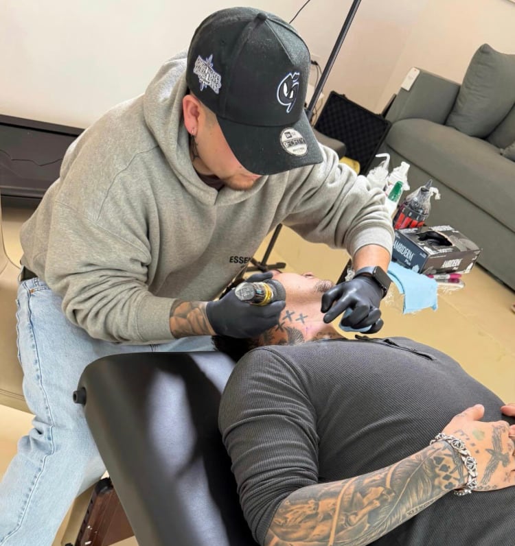 Christian Nodal se realiza un nuevo tatuaje en el cuello