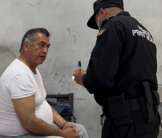 Jaime Rodríguez Calderón, "El Bronco", siendo entrevistado por un policía en el penal de Apodaca.