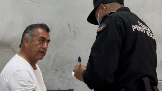 Jaime Rodríguez Calderón, "El Bronco", siendo entrevistado por un policía en el penal de Apodaca.