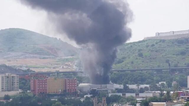 Tlalnepantla: reportan incendio en fábrica de muebles