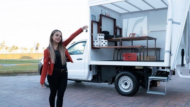 Maestra salon de clases movil