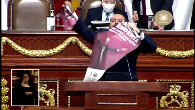 Captura de video, diputado del PAN Ricardo Rubio Torres rompe cartel de AMLO en Congreso de CDMX