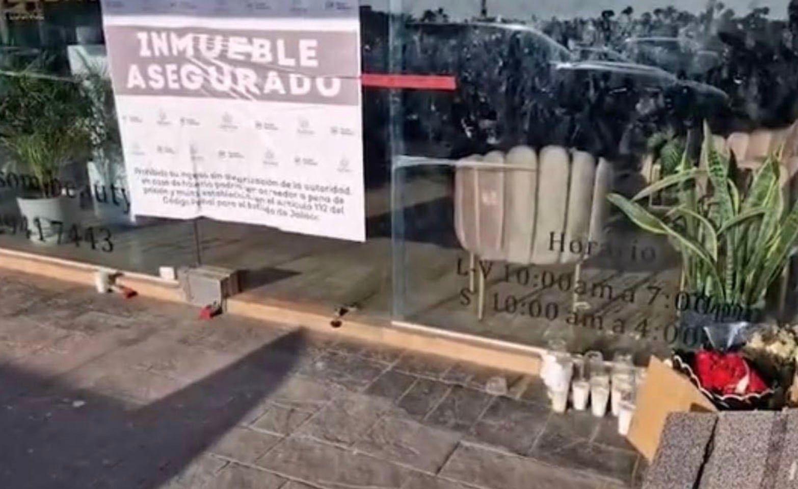 Dejan ramo de rosas pidiendo perdón frente a salón de belleza de Valeria Márquez