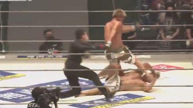 Daiche Abe pateó en la cara a su rival a pesar de haberlo noqueado segundos antes.