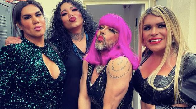 Mauricio Barcelata junto a Las Perdidas