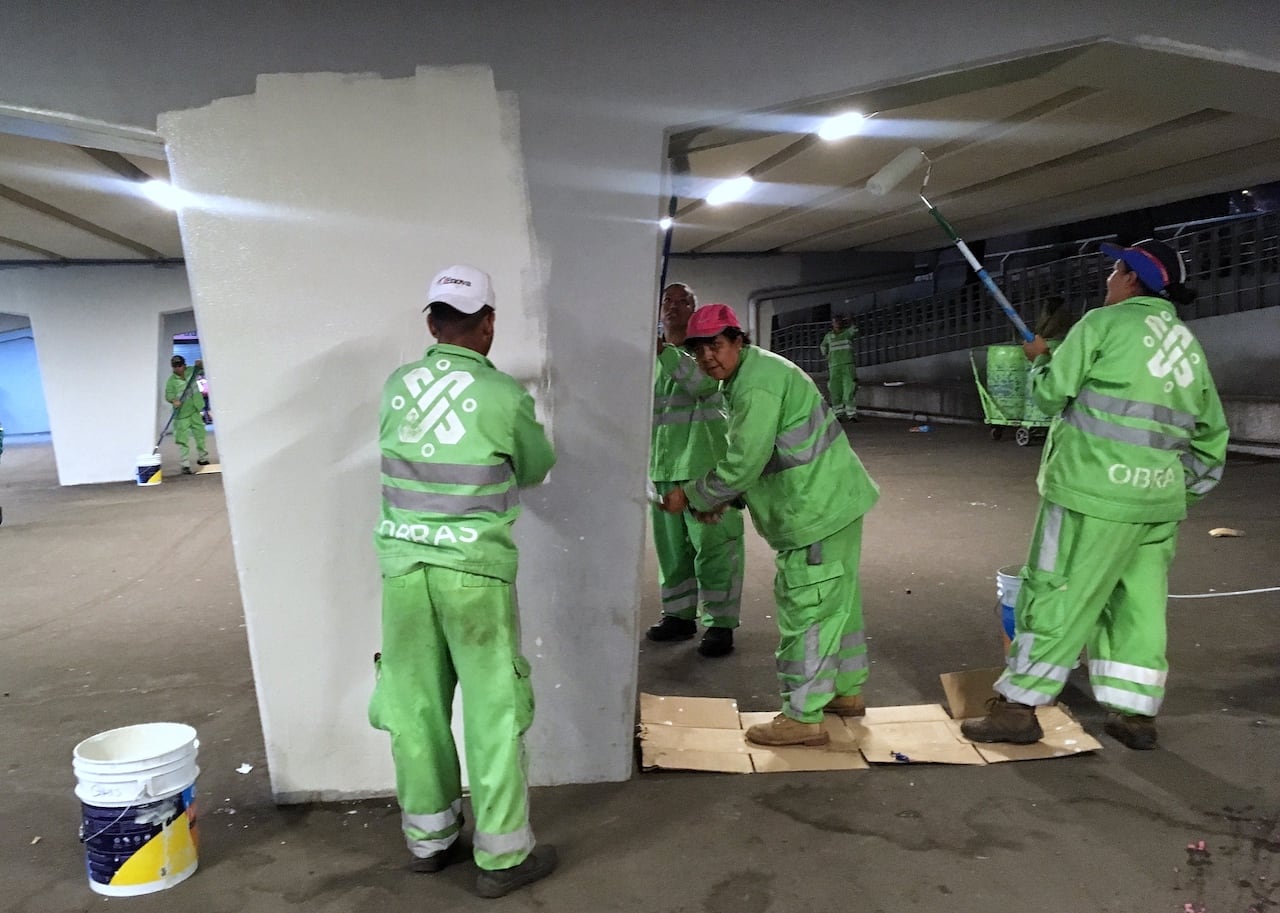 Trabajadores del gobierno capitalino pintan la Glorieta de los Insurgentes tras la manifestación #NoMeCuidanMeViolan.