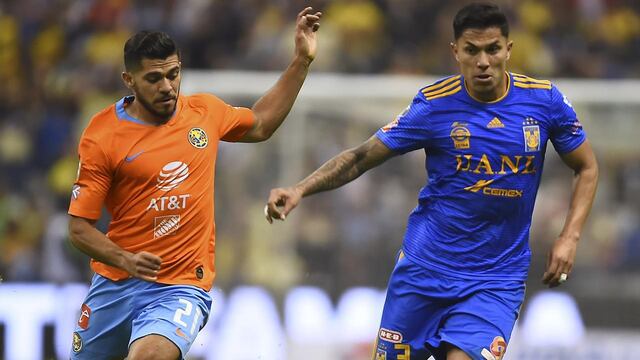 Carlos Salcedo disputa el balón con Henry Martín.