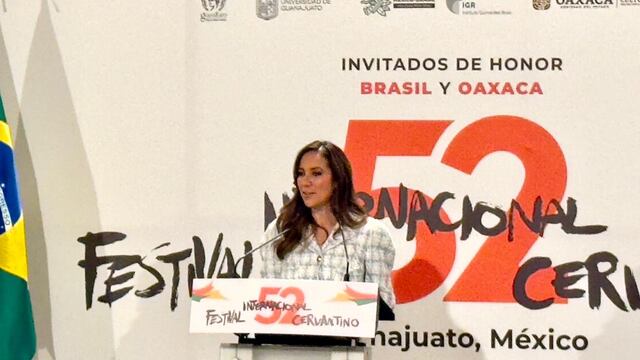 Libia Dennise García Muñoz Ledo inauguró el Festival Internacional Cervantino, que tiene como invitados de honor a Brasil y Oaxaca.
