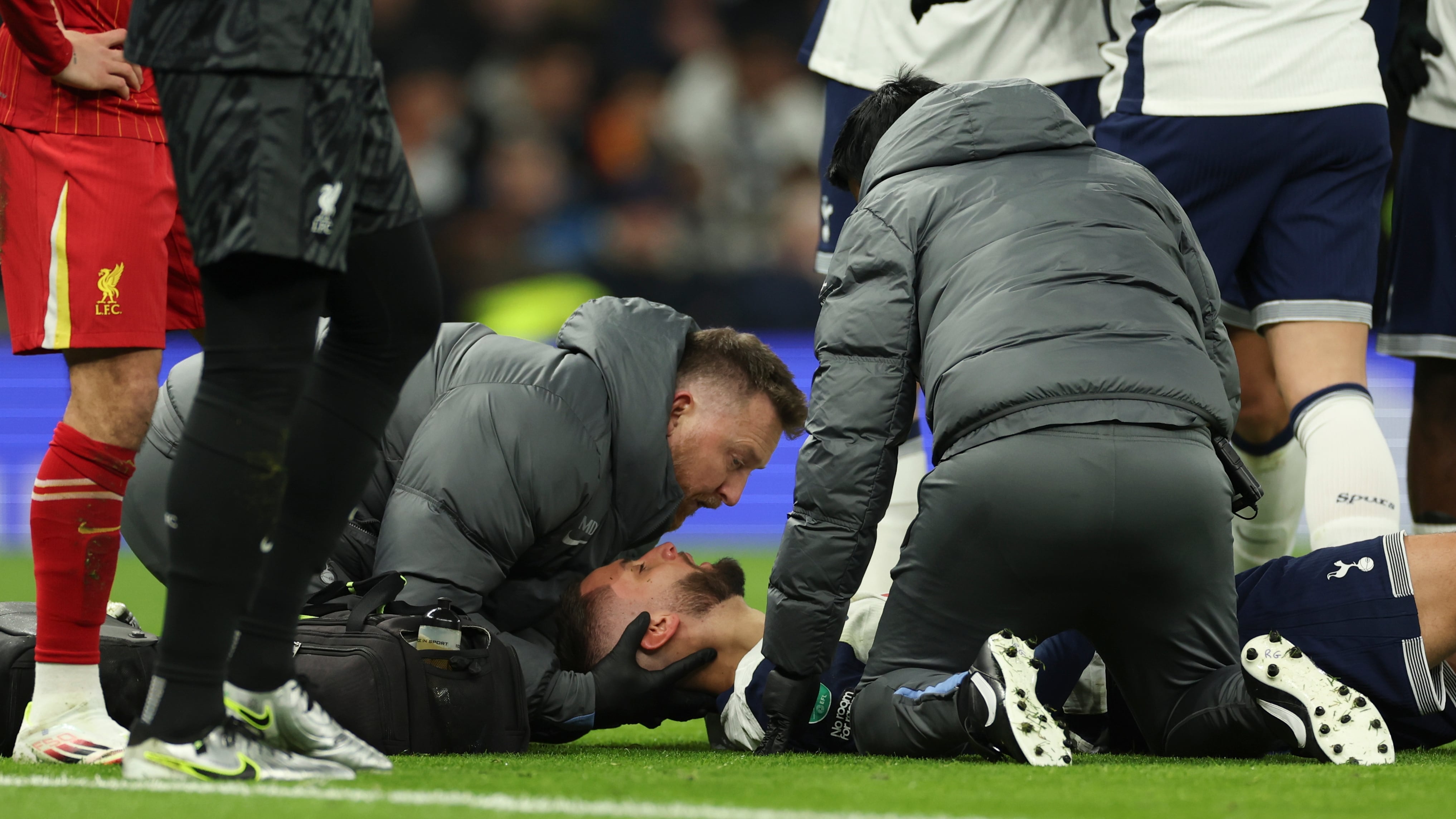 Absoluto drama en el Tottenham vs Liverpool: Rodrigo Bentancur quedó inconsciente en el área grande