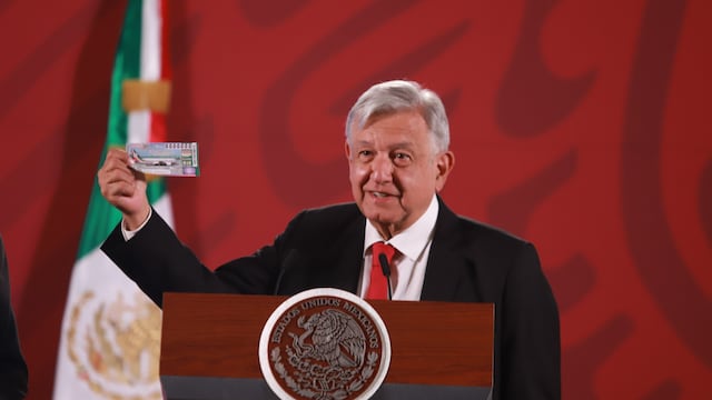 AMLO muestra el boleto para el sorteo del próximo 15 de septiembre