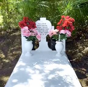 Usuaria de TikTok limpia tumbas pero usuarios le advierten de que algo le pueda pasar