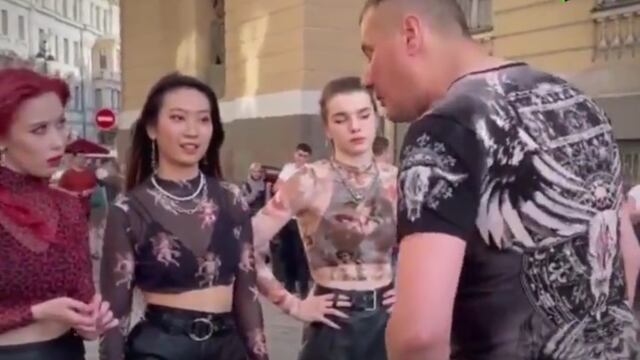 Hombre acosa a bailarinas