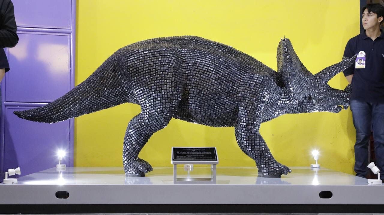 Julio Menchaca conoce a Cyber-Dino en el Museo del Rehilete de Pachuca