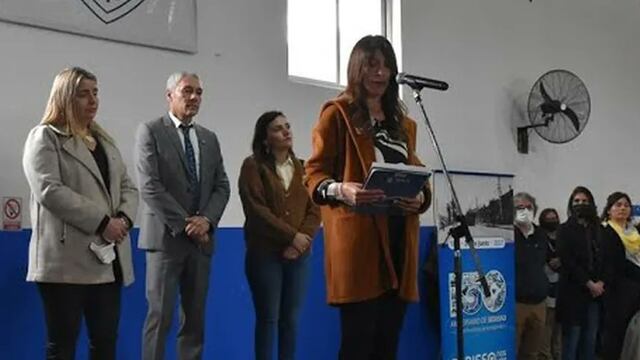 Abuchean a funcionaria por usar lenguaje inclusivo