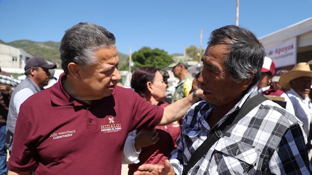 Julio Menchaca encabeza entrega de apoyos económicos en Metztitlán y Zimapán.