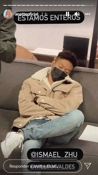 Anette Cuburu exhibe a compañeros dormidos.