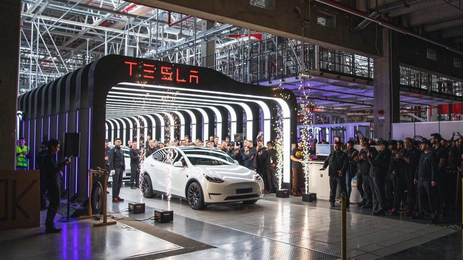 Volvo y Tesla paran producción en Alemania y Bélgica
