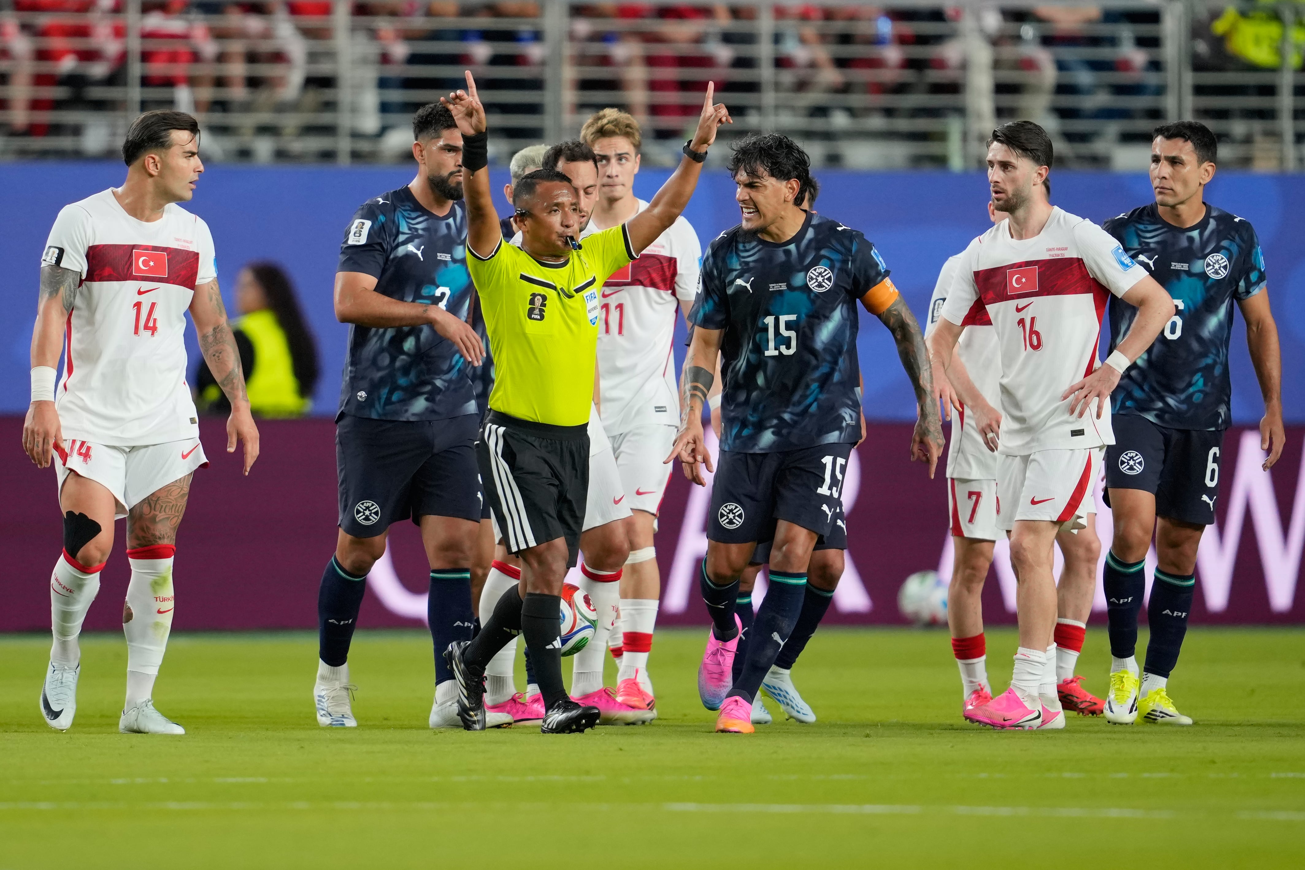 Aplican la “Ley Prestianni” a Miguel Almirón y termina expulsado ante Turquía.