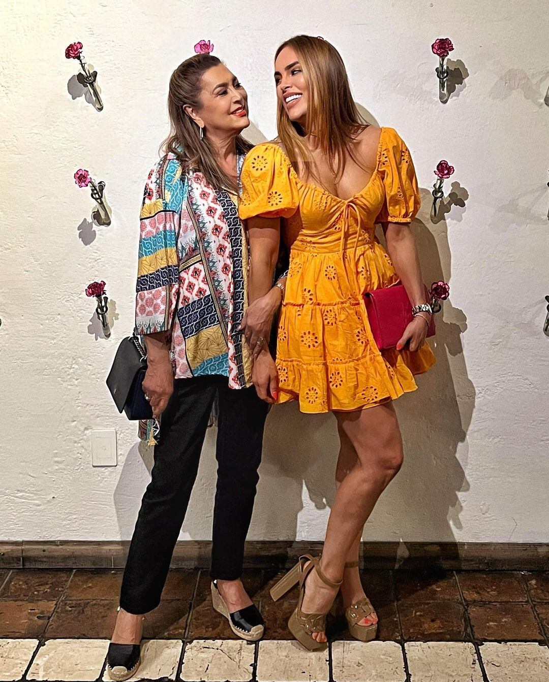 Sara Corrales y su mamá.