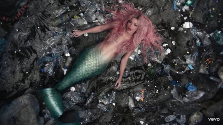 Shakira como sirena en "Copa Vacía"