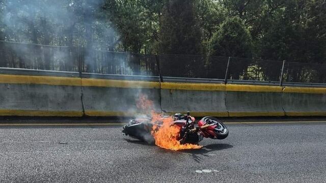 Motocicleta se incendia tras accidente en la autopista México-Cuernavaca hoy 3 de noviembre