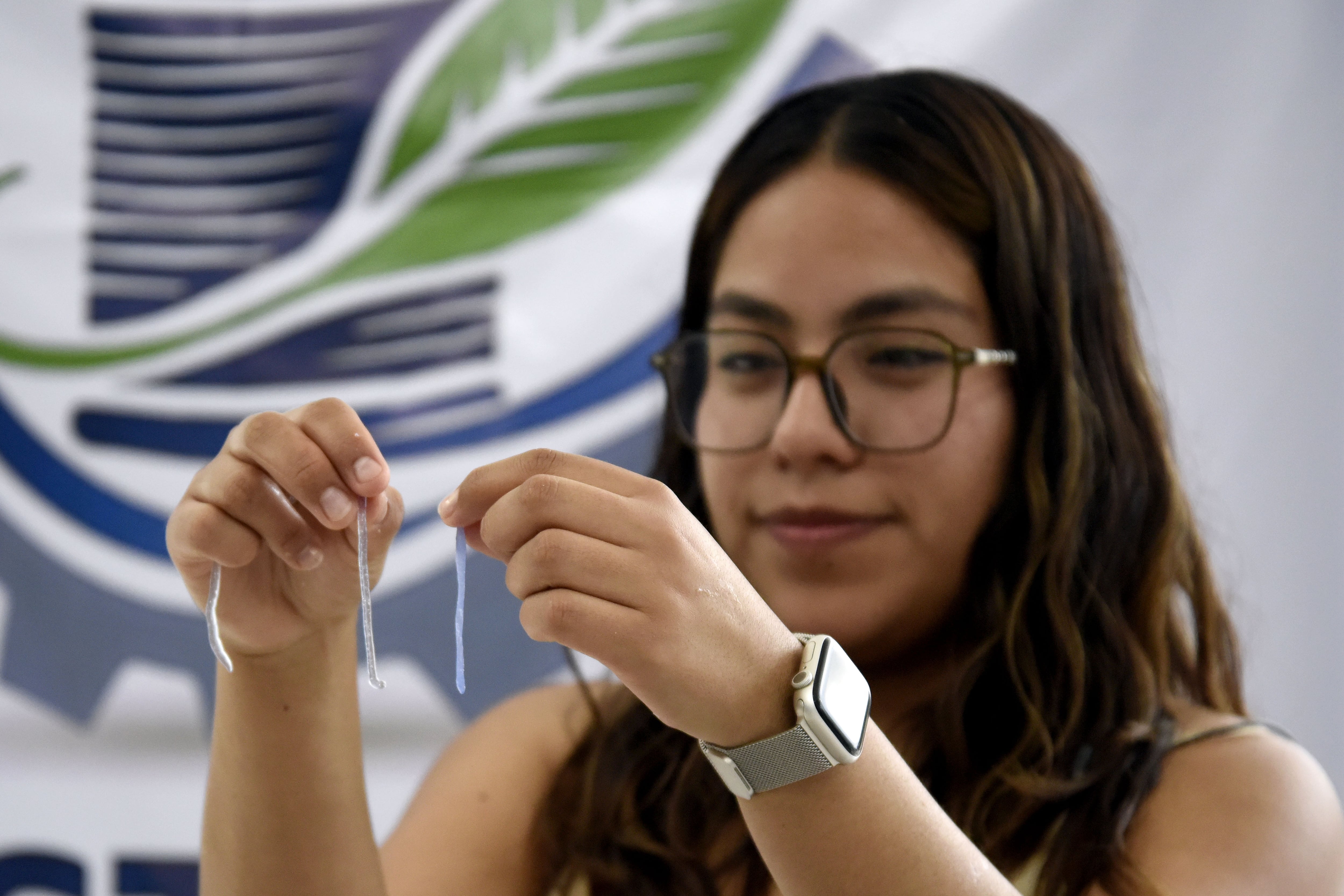Estudiantes BUAP crean biohilos de sargazo.